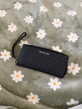 Michael Kors Black Signature Zip Wristlet Wallet